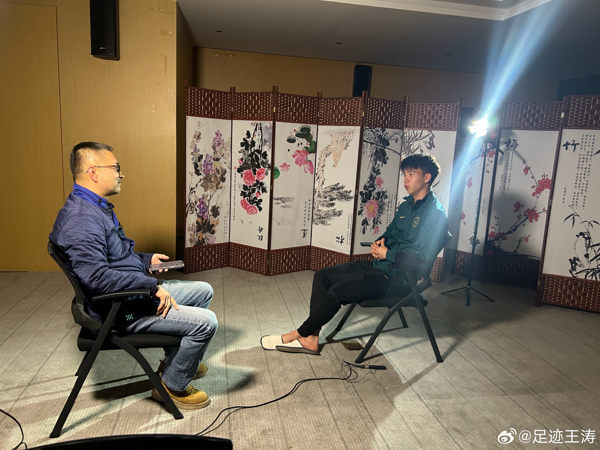 記者：王鈺棟視韋世豪為偶像&想加他微信，現(xiàn)進(jìn)了國(guó)足不知加到?jīng)]