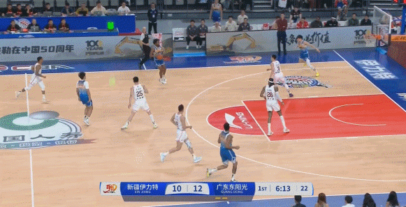 就是這么快！黑根斯三分再中！新疆回敬11-2攻擊波反超廣東！