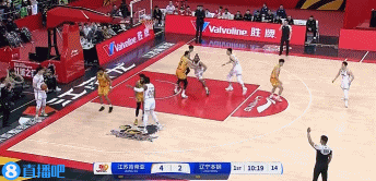 底線球不是難題！張鎮(zhèn)麟底線球助奧利弗空接暴扣&奧利弗微微一笑