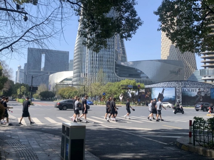心態(tài)放松，有網(wǎng)友拍到澳大利亞隊早上在萬象城citywalk