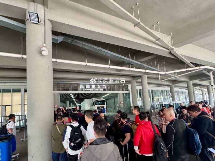 盛況空前！記者曬照：距離中澳之戰(zhàn)還有三小時(shí)，現(xiàn)場(chǎng)記者已超百名