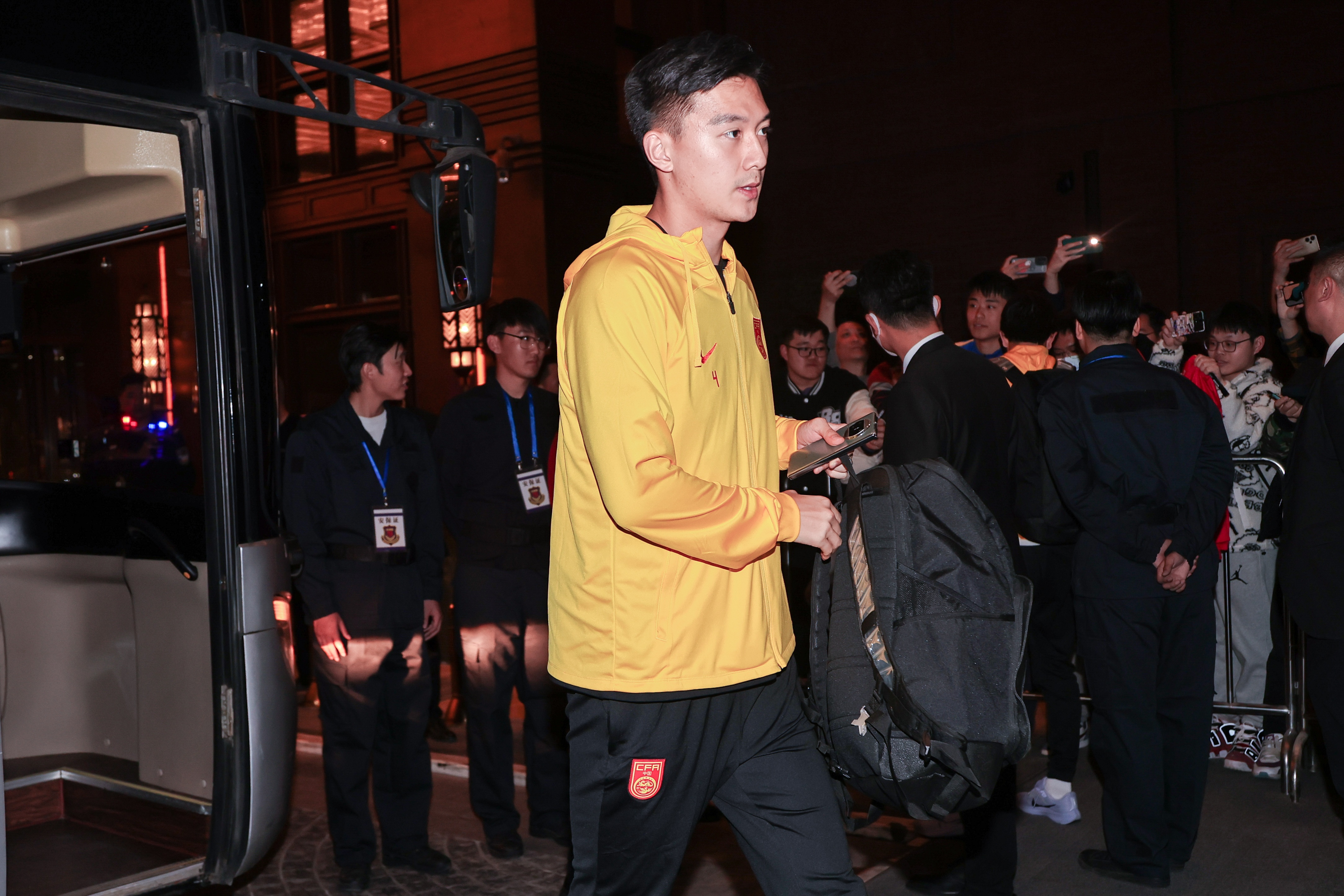 津媒：李源一表現(xiàn)達(dá)標(biāo)后伊萬火速招入，蔣圣龍讓國足教練組舒緩