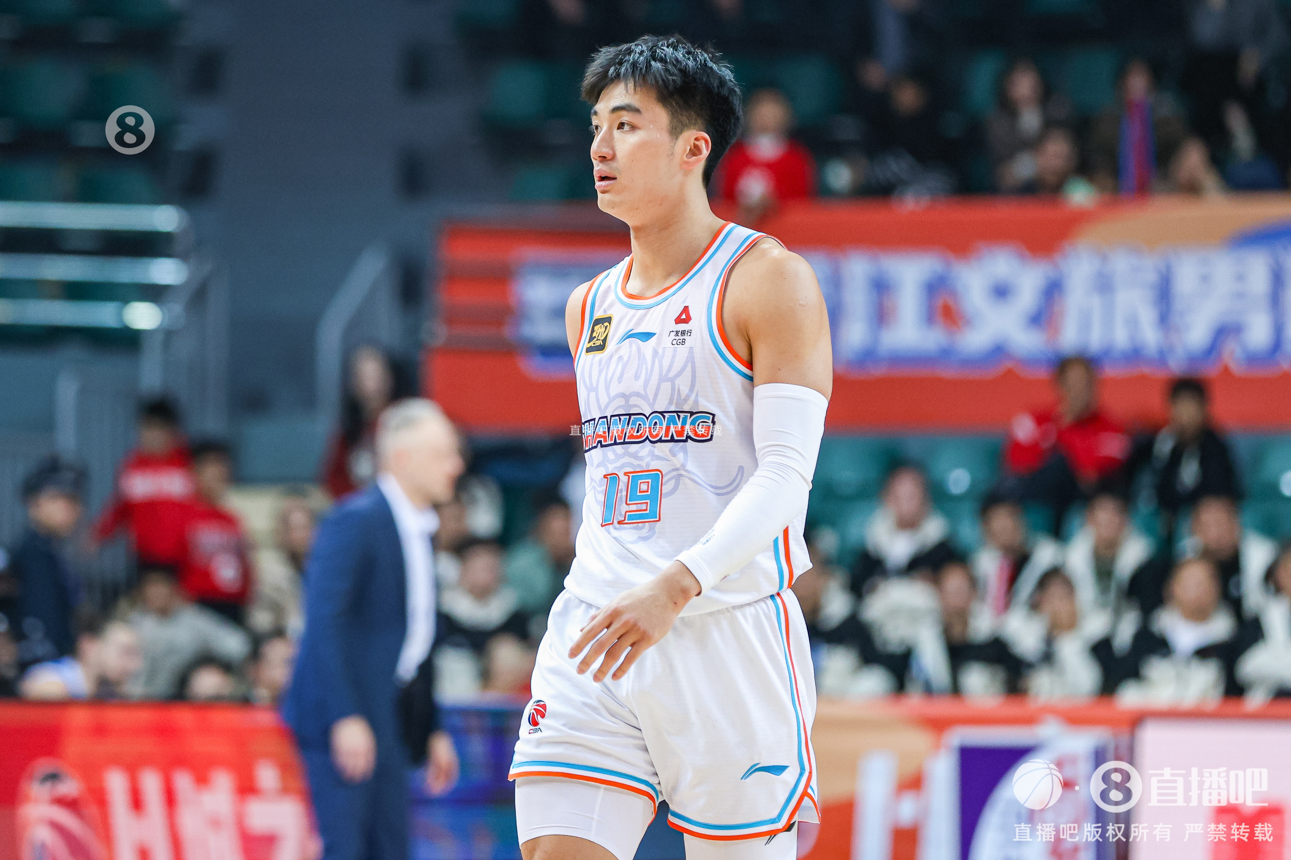 今天效率奇高！于德豪上半場11分鐘7投5中砍下全隊最高的12分
